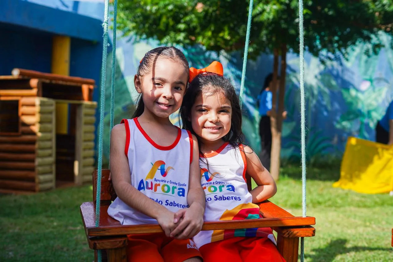 Duas alunas sorrindo no balanço