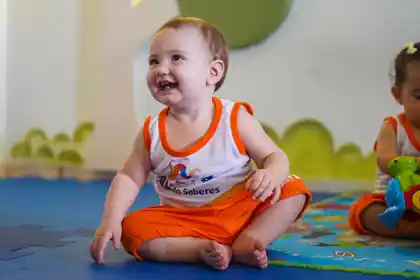 Bebê da Creche Escola Aurora em momento de descoberta e brincadeira