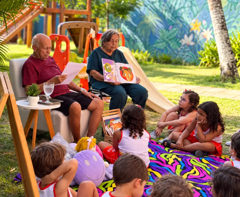 Contação de histórias no jardim da escola