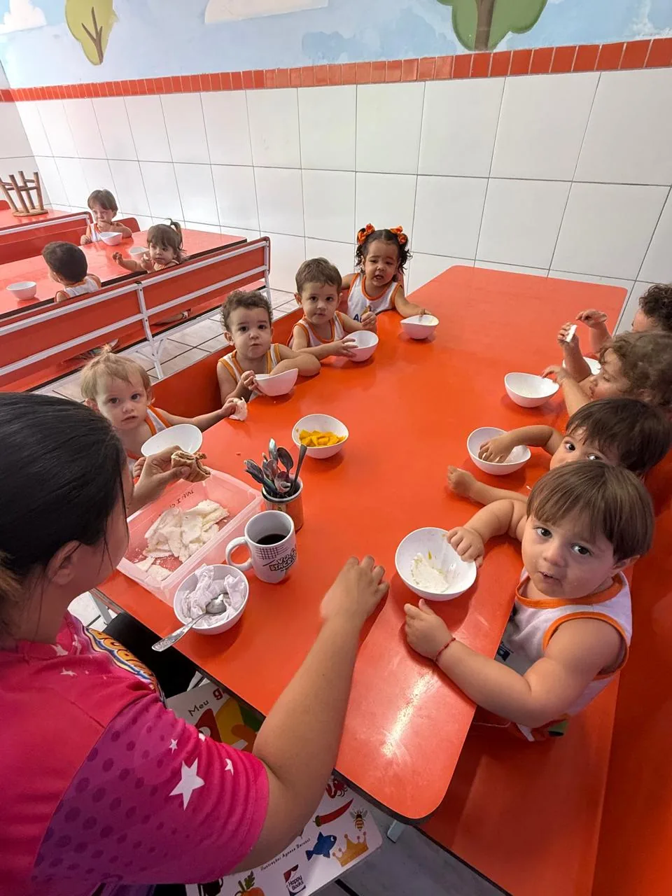 Crianças compartilhando o lanche na escola