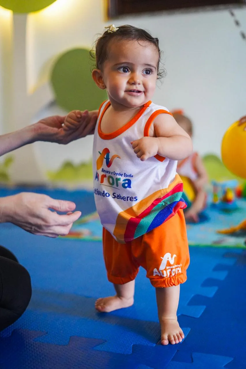 Bebê dando os primeiros passos em atividade